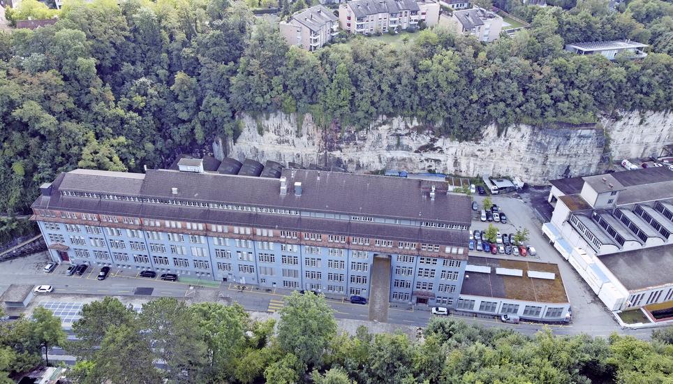 Gemäss einer Testplanung könnte eine Brücke mit einer Anbindung an das Medipack-Firmengebäude über das Mühlental führen. Bild: Thomas Martens DCIM\100MEDIA\DJI_0750.JPG
