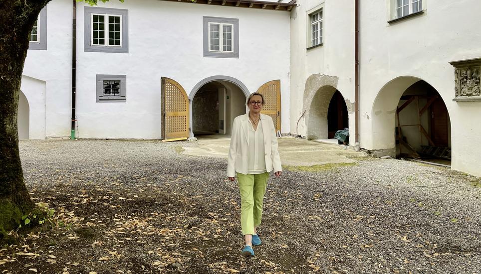 Zielstrebig durchschreitet Hilde von Massow den Klosterhof des Augustiner Chorherrenstiftes in Öhningen. Hier werden vom 7. bis 17. August die Höri-Musiktage über die Open-Air-Bühne gehen. Bild: Gudrun Trautmann