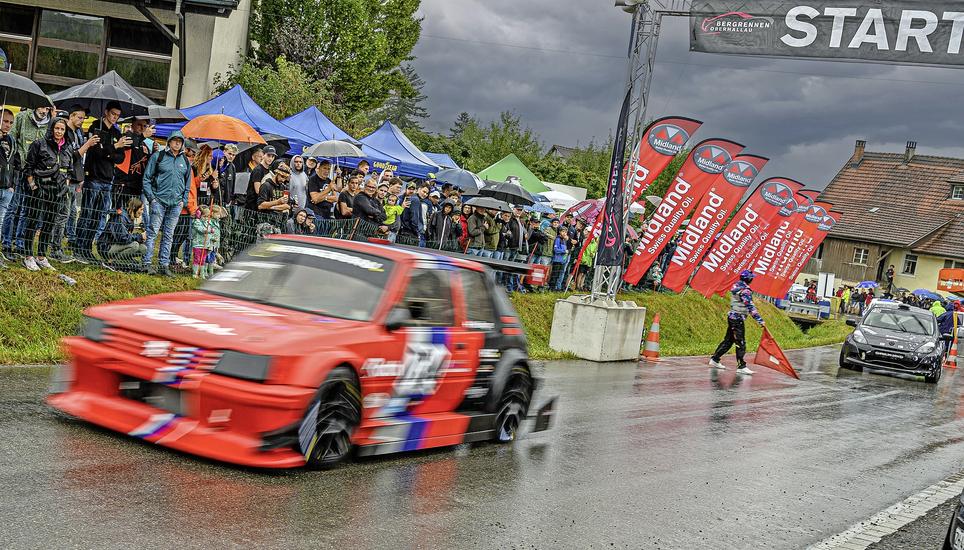 Wenn die Motoren dröhnen, sind die Fans am Bergrennen in Oberhallau ganz dicht dran am Geschehen. Bild: Michael Kessler