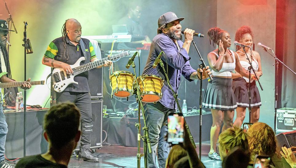 Ky-Mani Marley ist begeistert vom Schaffhauser Publikum und will gerne wieder zurückkommen. Bilder: Michael Kessler