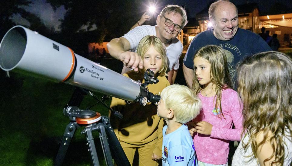 Neugierige Kinderblicke beim ausgebuchten Sternschnuppen-Event im Strandbad Lido. Bilder: Michael Kessler