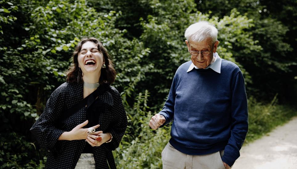 «Man kann nicht um die Welt reisen und gleichzeitig auf Klimapolitik pochen», findet Kurt Amsler, seine Enkelin sieht das anders. Bilder: Roberta Fele