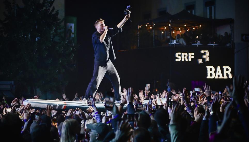 Crowdsurfing mal anders: Stefan Buck, Sänger von Hecht, im Publikum des «Stars in Town». Bild: Melanie Duchene
