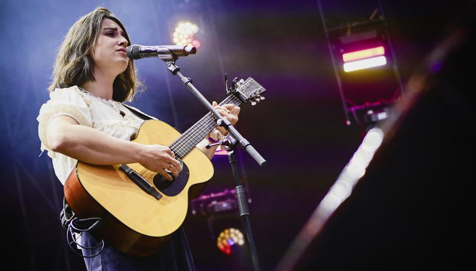 Linda Elys eröffnet den Samstagabend auf dem Herrenacker und begeistert mit ihren einfühlsamen Songs und sehnsüchtiger Stimme. Bilder: Melanie Duchene
