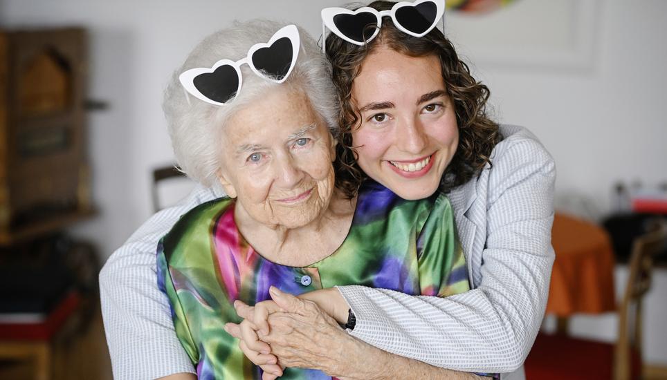 Fï¿ï¾¼r die Sommerserie fotografiert Marianna Bï¿ï¾¼hrer mit ihrer Enkelin Katarina Kuhn, am Donnerstag, 24 Juli 2025. (Melanie Duchene / Schaffhauser Nachr