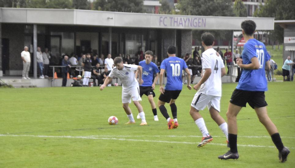 Keine Tore in Thayngen: Auch wenn sich Thayngen (weiss) und der Sporting Club Schaffhausen mühten, ein Tor gelang nicht. Bild: Pascal Oesch