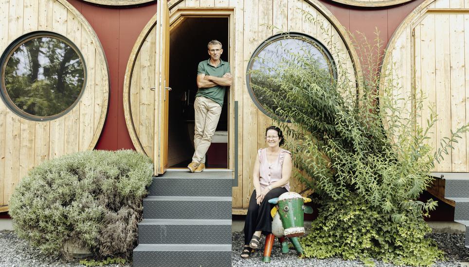 Sie machen Wein und beherben Gäste in ihrem Weinfasshotel: Andreas und Monika Rüedi aus Trasadingen. Bild: Roberta Fele
