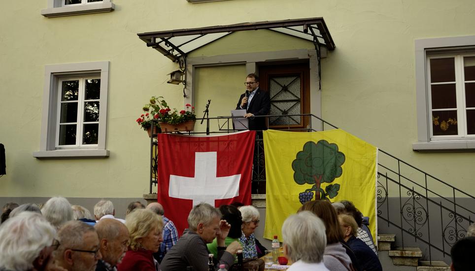 Stadtrat Marco Planas hielt seine Rede auf dem Eingangspodest des ehemaligen Restaurants Linde. Bei Regen hätte er ein Dach über dem Kopf gehabt. Bild: Monika Huber Roost