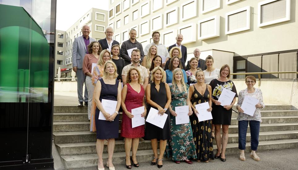 Nach eineinhalb Jahren halten die ersten im Kanton Schaffhausen ausgebildeten Schulleiterinnen und Schulleiter ihr Diplom in Händen. Bild: Monika Huber Roost
