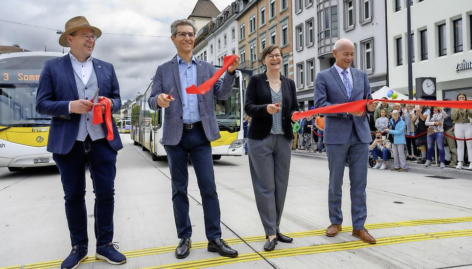 Daniel Preisig, Peter Neukomm, Katrin Bernath und Martin Kessler (v. l.) eröffnen mit der Durchtrennung des roten Bands die Bahnhofstrasse offiziell. Bild: Michael Kessler