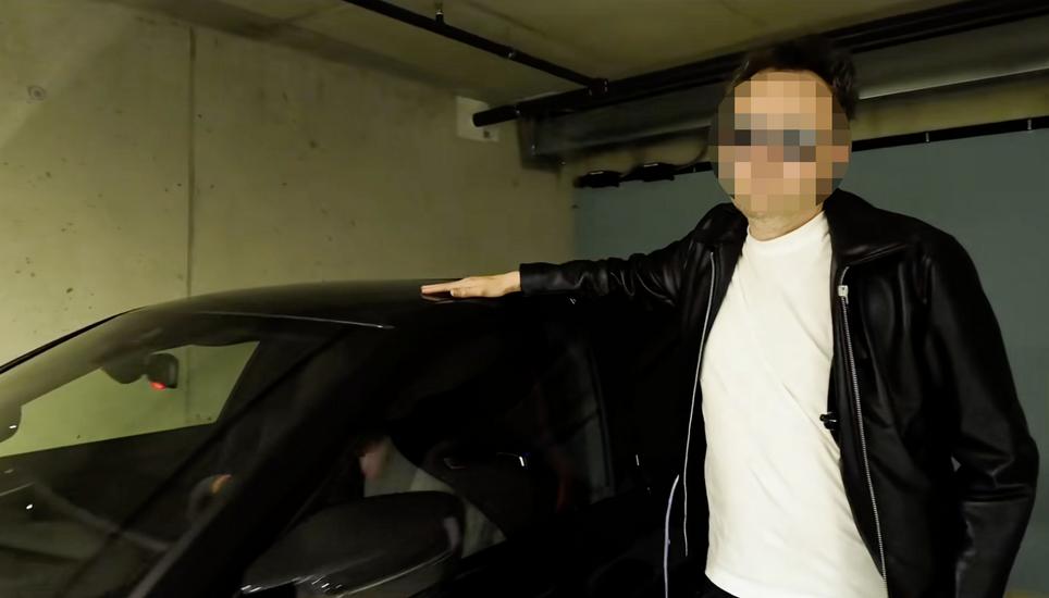 Szene aus dem umstrittenen Video, das mutmasslich zum Berufsverbot geführt hat: Anwalt H. mit einem Sportwagen. Screenshot: TikTok