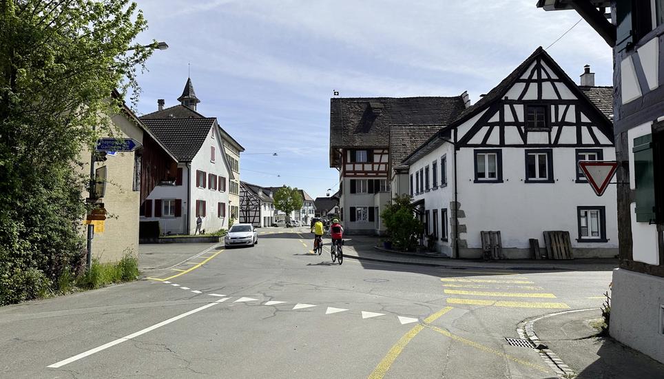In den engen und unübersichtlichen Kurven im Dorfkern wird von den Verkehrsteilnehmern mehr Aufmerksamkeit verlangt. Bild: zVg/Tiefbauamt Kanton Schaffhausen.