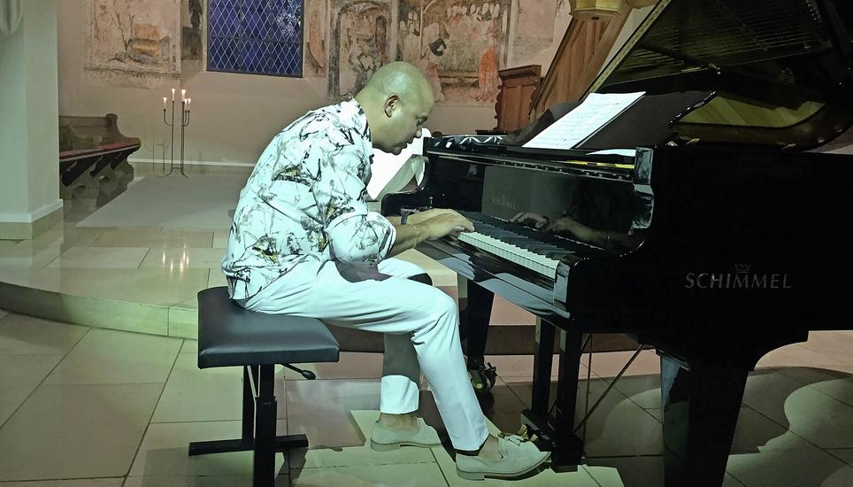 Floriano Inacio Junior am Flügel in der Kirche Eglisau. Bild: Ursula Fehr
