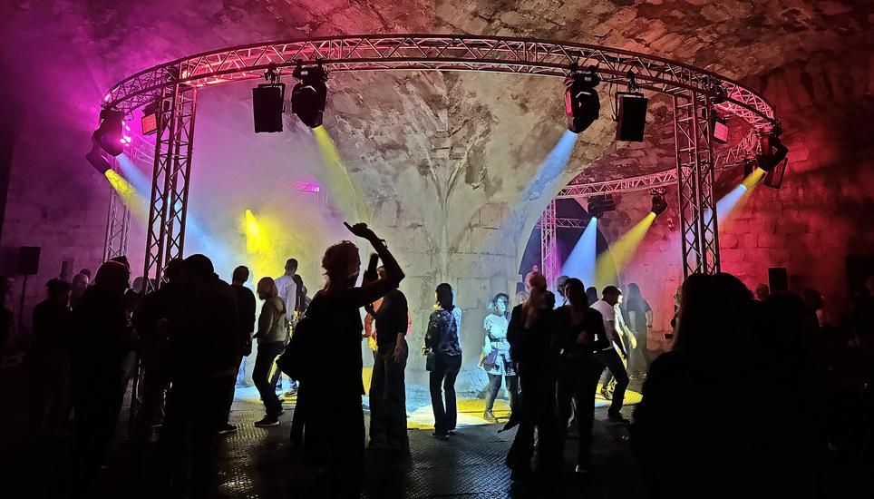 Die Kasematte des Munots erstrahlte diesen Freitag in bunten Farben. Zur Musik wurde ausgiebig getanzt. Bilder: Lynn Reichel