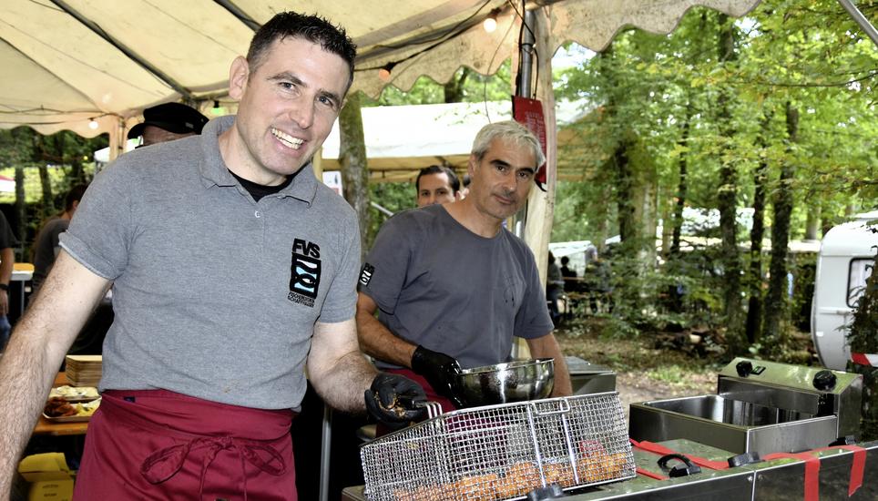 Samuel Gründler (links) und Stefan Rossi frittieren Fischknusperli und Pommes am Rhyhölzlifäscht. Bild: Annina Schmuki