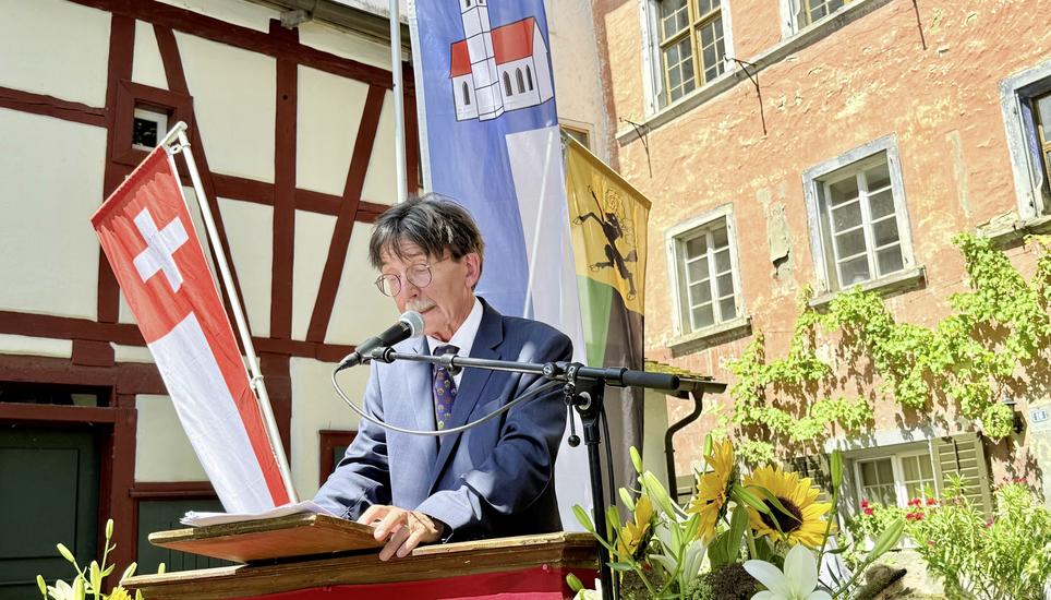 FDP-Kantonsrat Raphaël Rohner aus Schaffhausen hielt im historischen Oberhof die 1.-August-Rede. Bild: Beatrix Bächtold