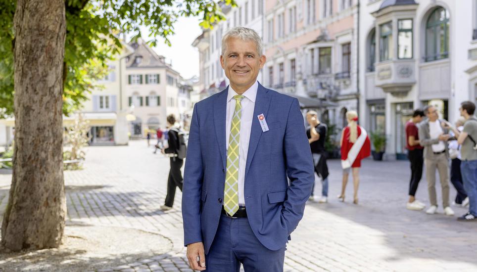 Beat Jans nahm in seiner Rede viel Bezug auf Schaffhausen und erwähnte sogar das Munotglöggli. Bild: Roberta Fele Bundesrat Beat Jans zu Besuch in Schaffhausen zur 1. August Feier in der St. Johann mit Stadtprï¿ï¾¤sident Peter Neukomm, anschliessend Musik der Munot Dixie Stompers, fotografiert am Freitag, 1. Augsut 2025, in Schaffhausen. (Roberta Fele / Schaff