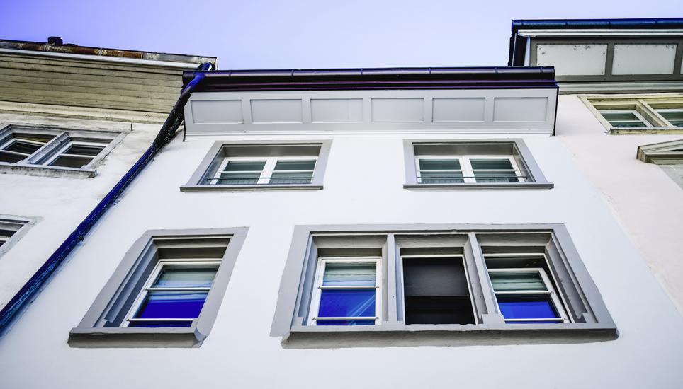 Bildseite Sumer in the city, Sommer in der Altstadt, Fenster und Balkone, offen und geschlossen, jeder geht anders mit der Hitze in seiner Wohnung um, am Mittwoch, 03. August, 2022. (Melanie Duchene / Schaffhauser Nachrichten)