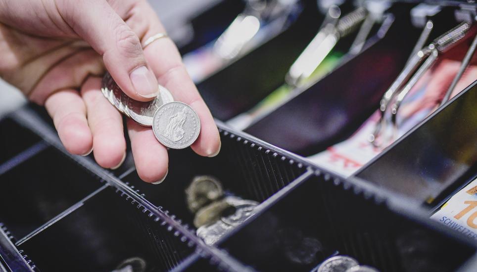 Themenbild Teuerung, Geld und Teurungsausgleich, Geld in einer Kasse mit Muenzen und Noten, am Donnerstag, 17. November, 2022. (Melanie Duchene / Schaffhauser Nachrichten)