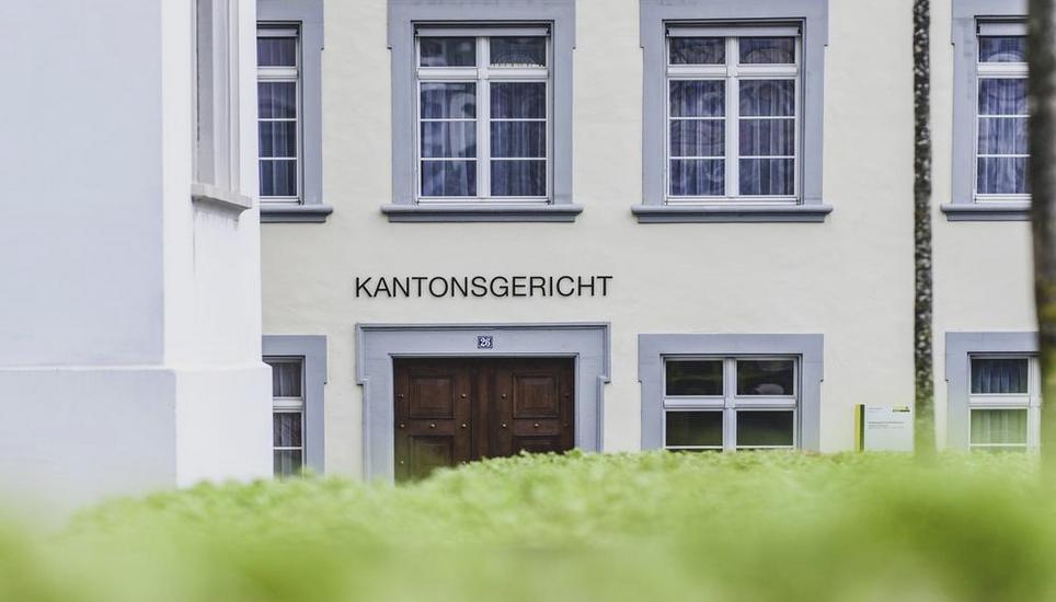 Die Verteidigung forderte einen Freispruch vom Vorwurf der Geldwäscherei. Symbolbild: Melanie Duchene Themenbild Kantonsgericht Eingang, am Dienstag, 14. Februar 2023. (Melanie Duchene / Schaffhauser Nachrichten)