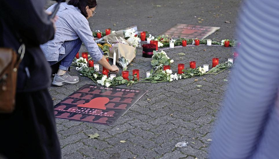 Sie wurde 47 Jahre alt, steht auf dem Plakat, das zur Mahnwache am Platz für Alli gebracht wurde. Bild: Gloria Müller