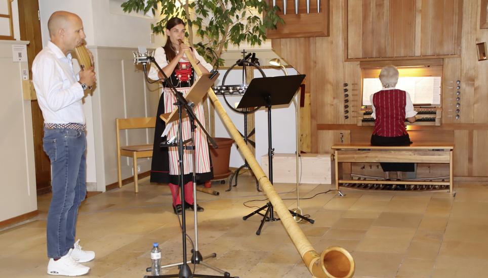 Marc Schären mit der Panflöte, Lisa Stoll am Alphorn und Esther Bollinger an der Orgel sorgten für ein stimmungsvolles Schlosskonzert in der Kirche Beringen. Bild: Roland Müller