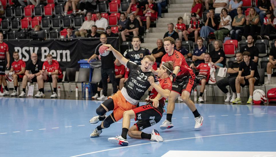 Kreisläufer Daniel Reznicky (mit Ball) ist einer von vier Kadetten-Neuzugängen, die sich bereits gut ins Team integriert haben. Bild: Marc Fuhrer