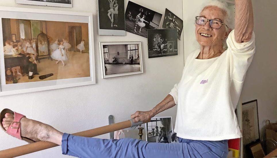 Sylvia Brunner wird nächstes Jahr 90 Jahre alt. Die Primaballerina vor ihrem einstigen Trainingsgerät. Bild: Toni Saller