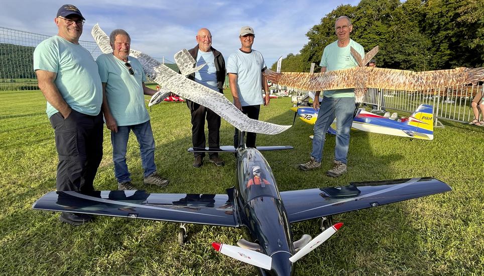 Trafen sich beim Jubiläum 75 Jahre MGSH (v. l.): Vereinspräsident Rober Fässler, Peter Müller mit seinem «Milan» und «Albatros», Herbert Steinemann, Daniel Ribi und Harry Bollinger. Bild: Susanna Jungmann