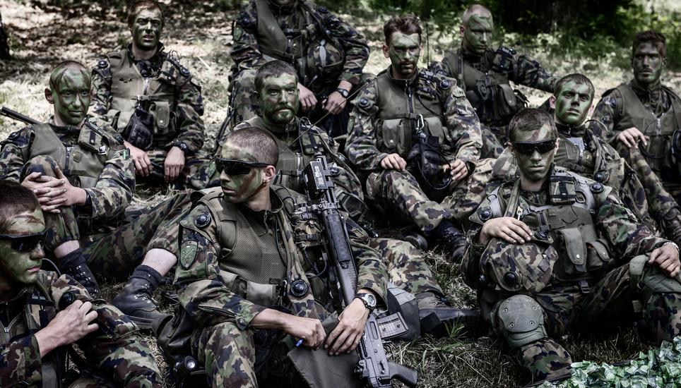 Eine Hauserkampf Uebung in der Grenadier Rekrutenschule in Isone am 02. Juli 2013.