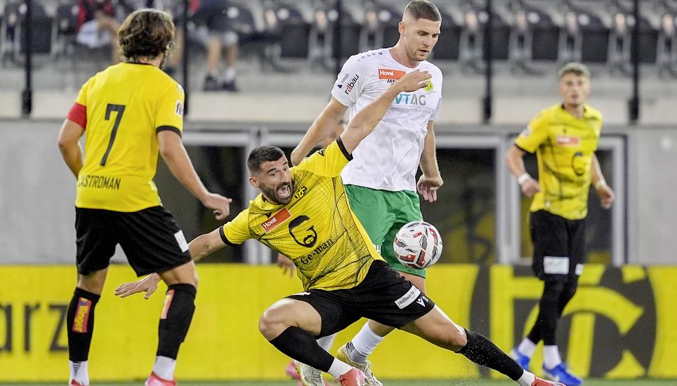 Harte Gegenwehr: FCS-Stürmer Renato Spahiu kommt ins Straucheln gegen zweikampfstarke Brühler. Bilder: Roger Albrecht 06.09.2025, Schaffhausen, Fussball Promotions League - FC Schaffhausen - SC Bruehl;
Renato Spahiu (Schaffhausen) Marin Cavar (Bruehl)
(Roger Albrecht/sport-presse)