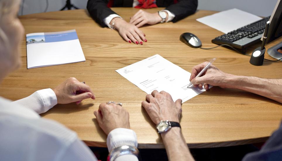 A client signs a contract at the branch bank of Raiffeisen in Appenzell, Switzerland. Pictured on May 4, 2012. (KEYSTONE/Martin Ruetschi) [STAGED PICTURE/SYMBOLIC IMAGE]

Ein Kunde unterschreibt in der Bankfiliale der Raiffeisen in Appenzell einen Vertrag