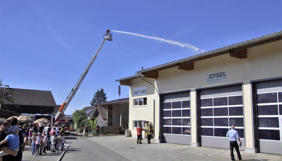 Mit dem Wasserwerfer auf der automatischen Drehleiter (ADL) kann der Brand von Oben effektiv gelöscht werden.