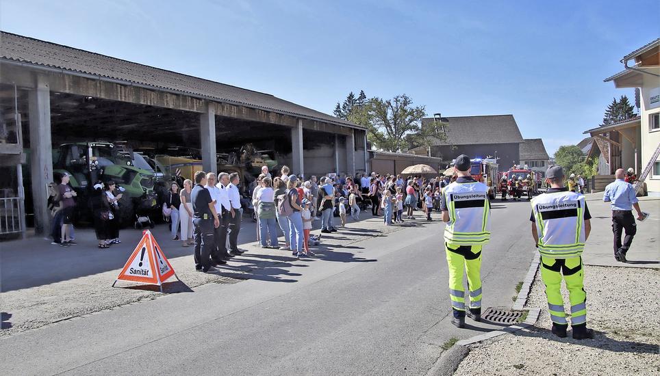 Viele geladene Gäste und die Bevölkerung wohnten der Hauptübung der Thaynger Feuerwehr bei.