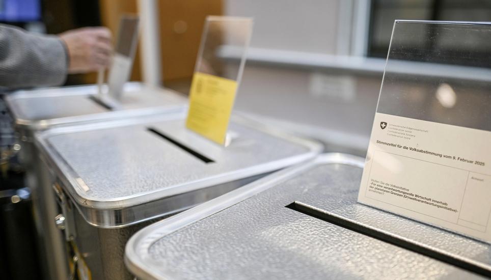 Leute kommen am Sonntag Morgen ins Stadthaus um ihre Stimmzettel abzugeben, am Sonntag, 09. Februar 2025. (Melanie Duchene / Schaffhauser Nachrichten)