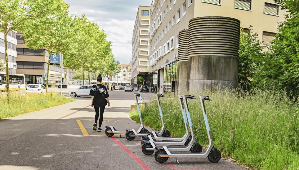 E Trottinett Parkplatz hinter dem Bahnhof, am Mittwoch, 11. Juni 2025. (Melanie Duchene / Schaffhauser Nachrichten)