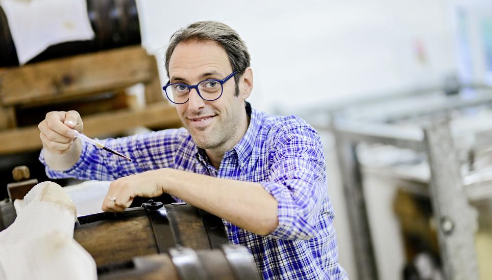 Im Essigkeller mit Marco Peruch der mit seiner Firma Daniele Gaumeschmaus eigenen Balsamico Essig herstellt. Bild: Melanie Duchene Im Essigkeller mit Marco Peruch der mit seiner Firma Daniele Gaumeschmaus eigenen Balsamico Essig herstellt, am Freitag, 08 August 2025. (Melanie Duchene / Schaffhauser Nachrichten)