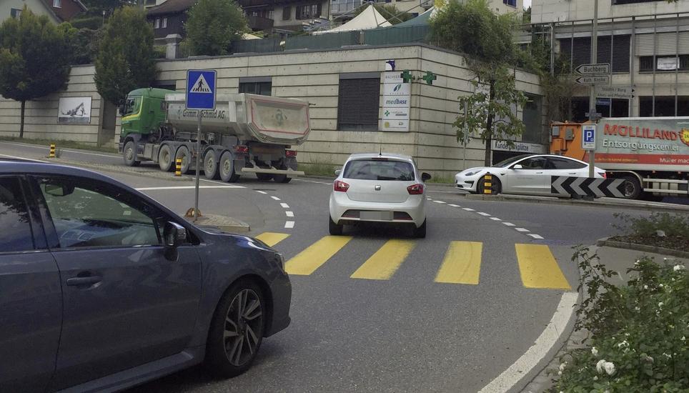 Eglisau ächzt unter dem Durchgangsverkehr. Mit einem Online-Gewinnspiel sollen nun Pendlerinnen und Pendler vom Umstieg auf öffentliche Verkehrsmittel überzeugt werden. Bild: Ursula Fehr