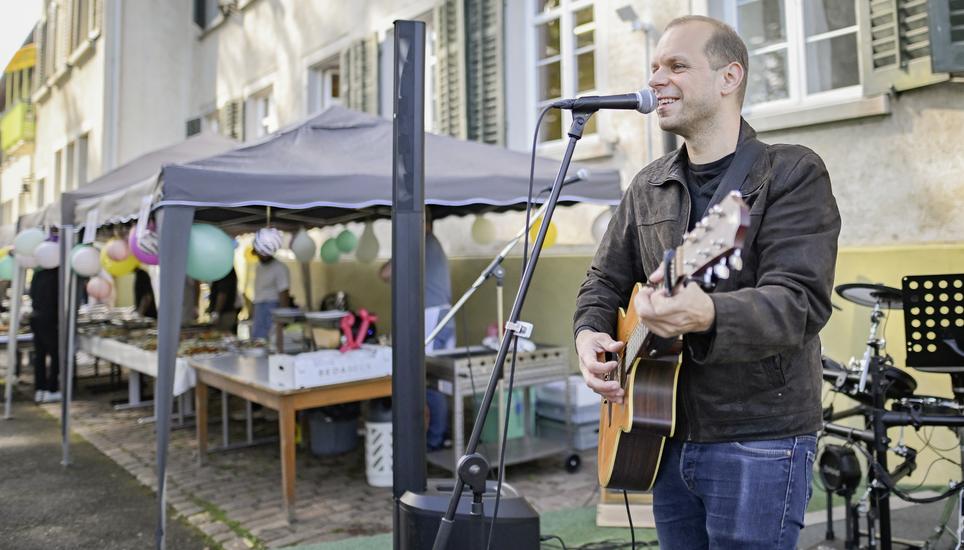Die Bewohner des Durchgangszentrum Friedeck lï¿ï¾¤d die Bevï¿ï¾¶lkerung zum Fest und zum Tag der offenen Tï¿ï¾¼r ein, Marco Clerc macht Musik, am Samstag, 06. September 2025. (Melanie Duchene / Schaffhauser N