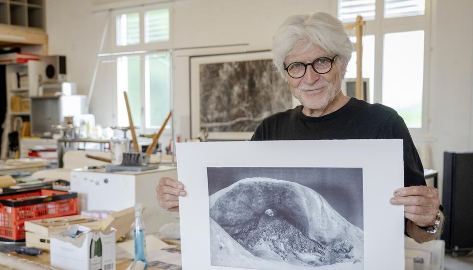 Georges Wenger in seinem Atelier in Diessenhofen – seine Kunst dokumentiert den Abschied der Gletscher. Bild: Jeannette Vogel
