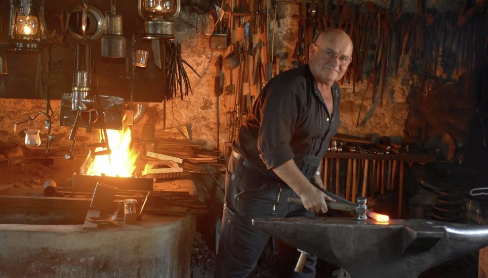 Man soll das Eisen schmieden, solange es heiss ist: Mit gezielten Hammerschlägen klopft Peter Glauser das glühende Metall in Form. Bild: Thomas Güntert