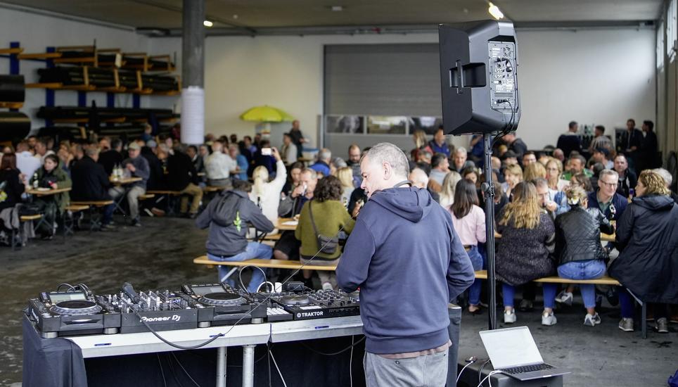Wegen des Regenwetters wird primär in der Halle gefeiert, zum Soundtrack von DJPINO. Bild: Daniel Caviezel
