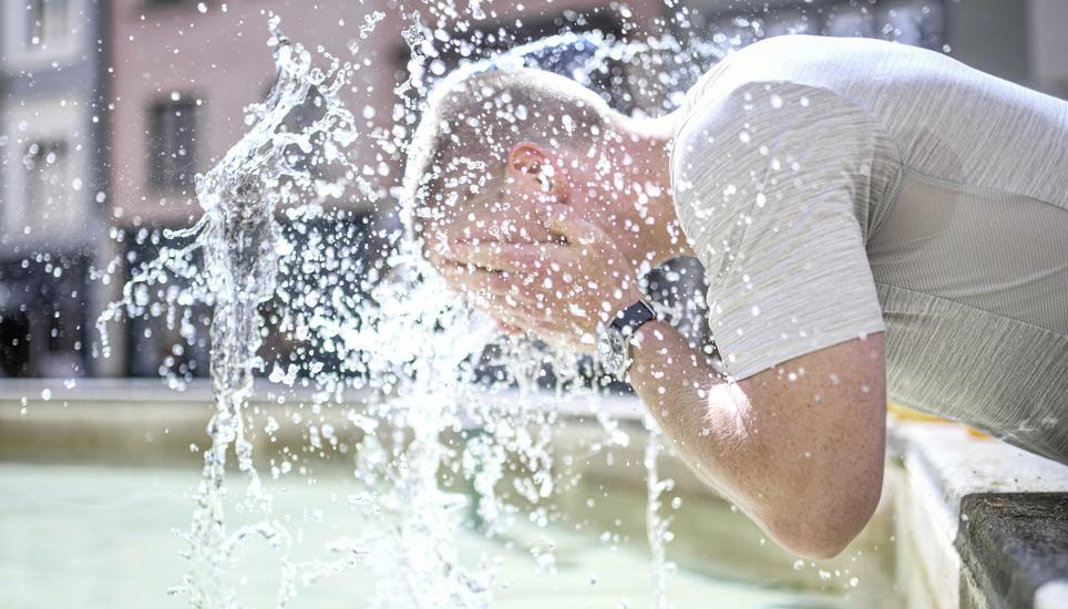 Hitzetage sind im Kanton Schaffhausen keine Seltenheit mehr. Bild: Melanie Duchene Die Hitze des Sommer ist zurueck, genug trinken und abkuehlen wird empfohlen, Bild zeigt Simon Mueller kuehlt sich am Tell Brunnen in der Stadt ab, am Freitag, 18. August 2023. (Melanie Duchene / Schaffhauser Nachrichten)