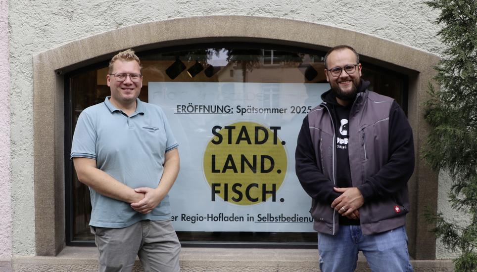 Martin Junker und Daniel Stamm dürfen demnächst ihren zweiten Hofladen eröffnen. Bild: Enya Dalle Feste