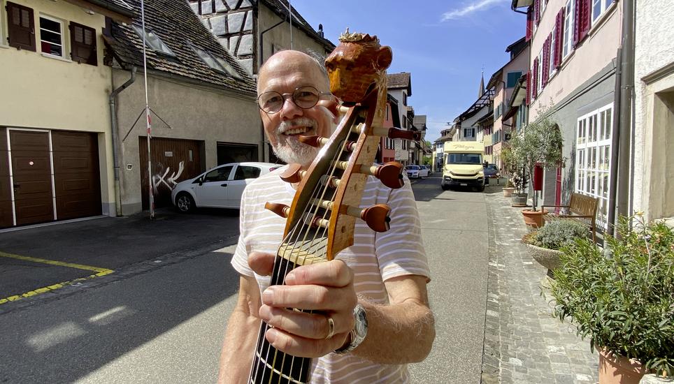 Zum ersten Mal schnitzte der Geigenbauer Martin Kuhn einen Löwenkopf für ein Instrument. Wie die Wappentiere der Diessenhofer Flagge trägt er eine Krone. Bild: Gabriele Caduff