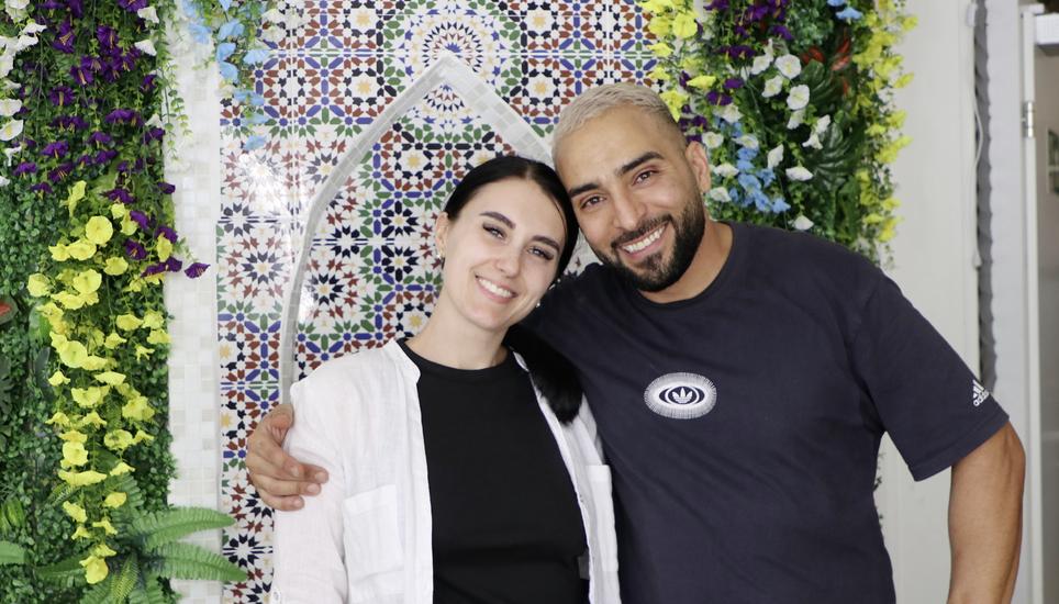 Carlotta und Ayoub Carlino sind die stolzen, neuen Besitzer des «Interno.24» in der Oberstadt 24. Bild: Enya Dalle Feste