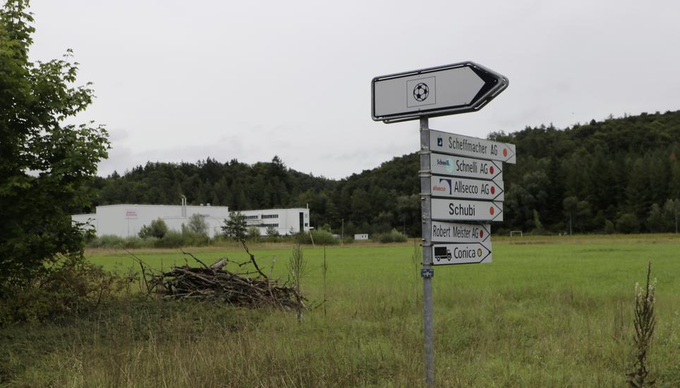 Auf diesem Grundstück im Herblingertal soll bald ein Parkfeld der Cilag AG stehen – eine Visualisierung existiert zurzeit noch nicht. Bild: Enya Dalle Feste