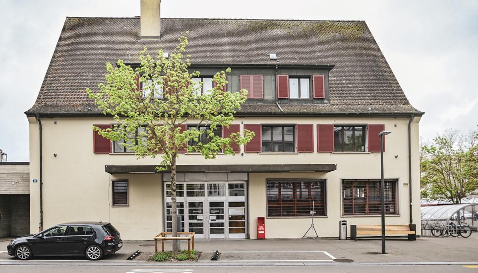 Neuhausen hat ein Vorkaufsrecht für das ehemalige Postgebäude. Nun entscheidet der Souverän über den Kauf der Immobile. Bild: Melanie Duchene Kirchackerareal in Neuhausen mit der alten Post, Schulhaus, Platz fï¿ï¾¼r alli und Gemeindehaus, am Donnerstag, 17. Januar 2025. (Melanie Duchene / Schaffhauser Nachricht