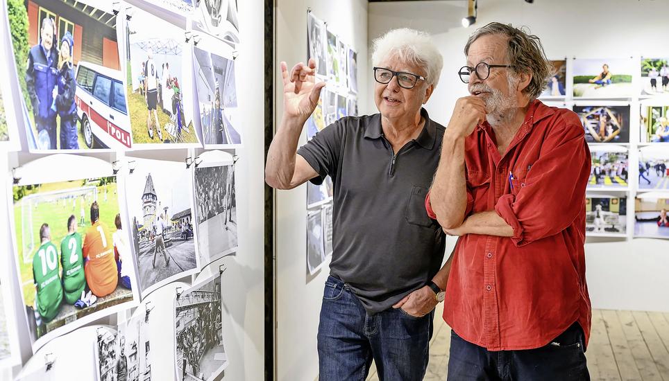 Selwyn Hoffmann (l.) und Peter Pfister haben als Pressefotografen viel gesehen – und das mit ihren Kameras dokumentiert. Bild: Michael Kessler
