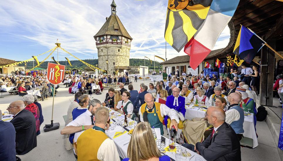 Vom Böllerschuss um 18 Uhr bis zum Zapfenstreich um 24 Uhr – eine zünftige Festgemeinde, wohlgeordnet und doch bunt durchmischt. Bild: Michael Kessler